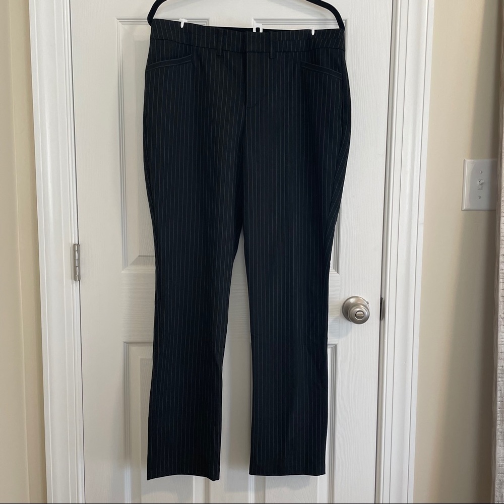 Gloria Vanderbilt black and white pin striped pant